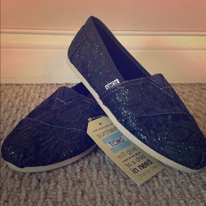 🎶black toms🎶✨Never worn✨